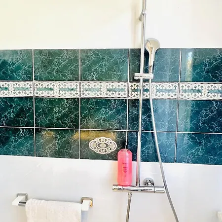 Sublime 2 Bedroom Spacious And Bright Ac Private Parking *