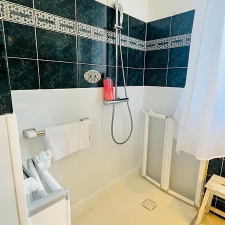 Sublime 2 Bedroom Spacious And Bright Ac Private Parking Lejlighed *