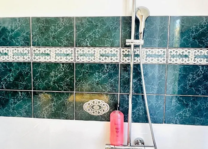 Sublime 2 Bedroom Spacious And Bright Ac Private Parking *