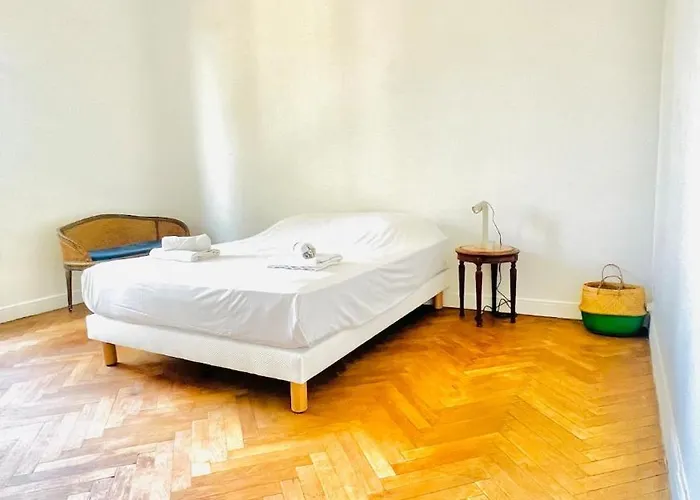 Sublime 2 Bedroom Spacious And Bright Ac Private Parking Nice