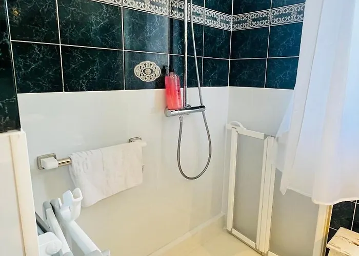 Sublime 2 Bedroom Spacious And Bright Ac Private Parking Lejlighed *